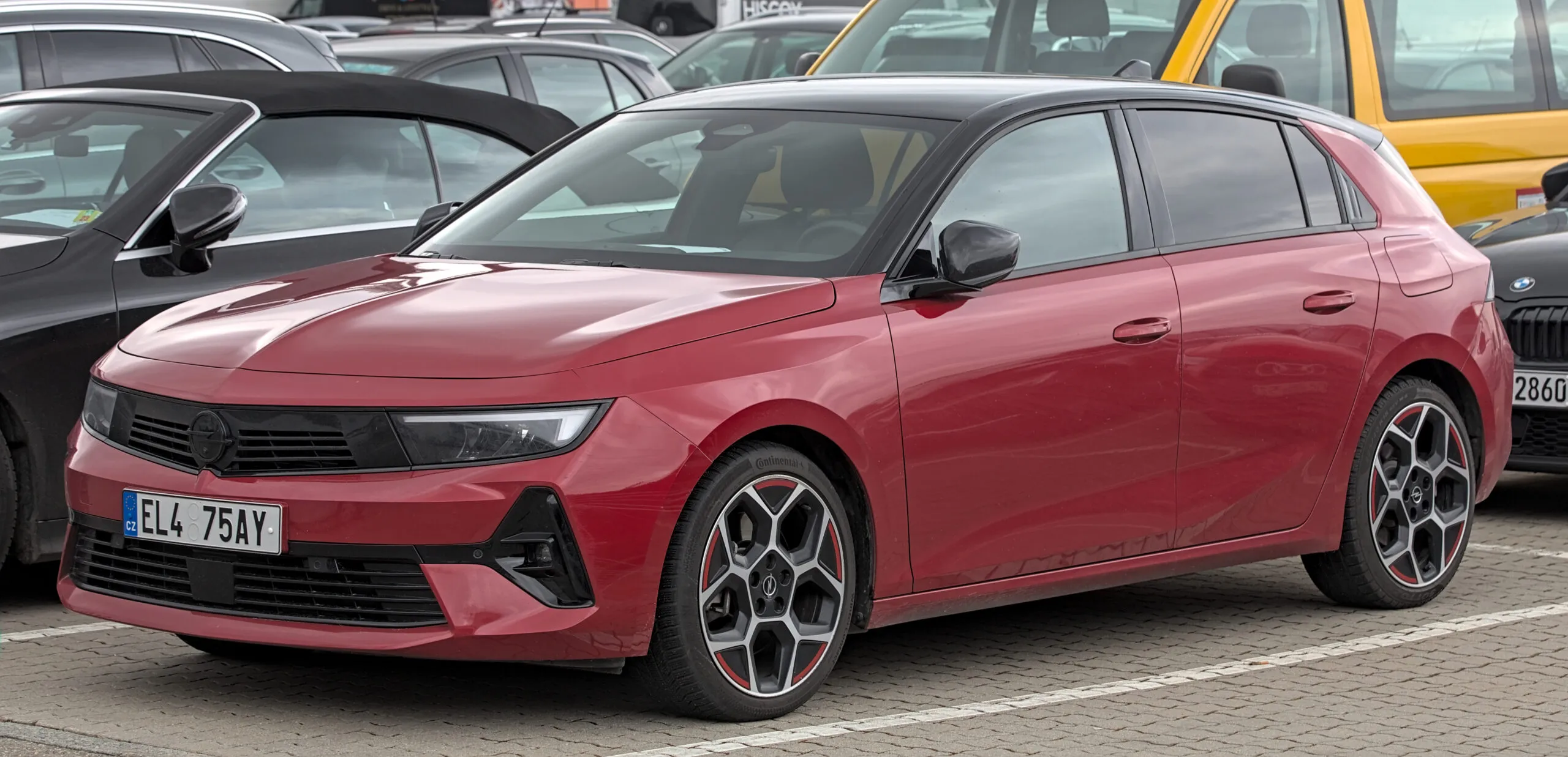 Opel bayileri içerisinde bulunan Opel Astra Kırmızı