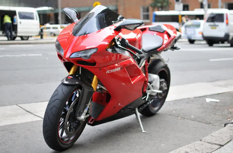 Kırmızı Ducati